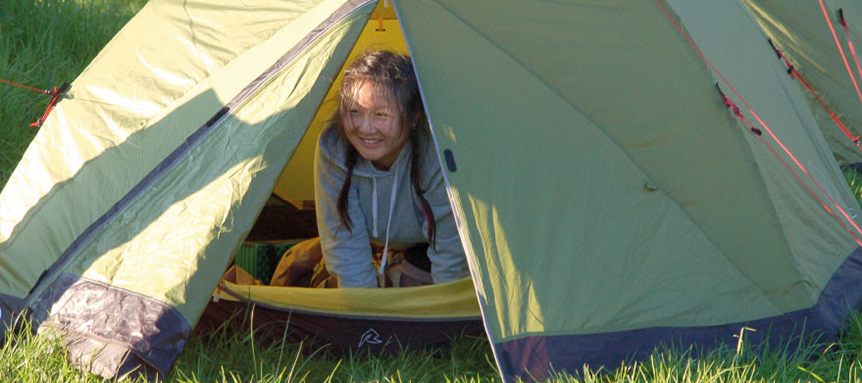 Duke of Edinburghs Award: Schülerin schaut aus einem Zelt 