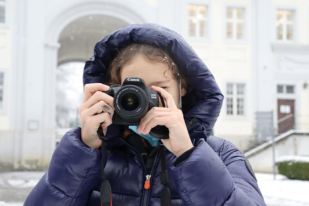 Foto-AG: Mädchen mit Kamera