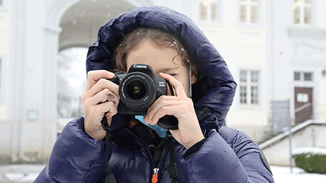 Foto-AG: Mädchen mit Kamera