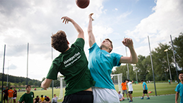 Basketball beim Abendsportfest an der Schule Schloss Salem