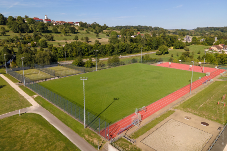 Hockeyfeld mit Olympiarasen auf dem Campus Härlen