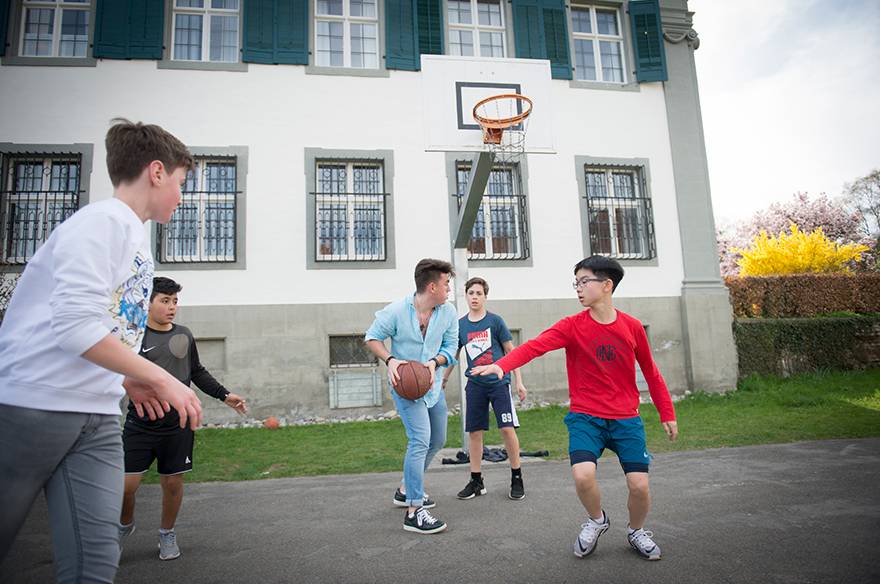 Jungs spielen Basketball vor dem Rentamt