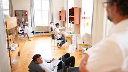 Jungen sitzen in ihrem Zimmer auf dem Flügel 