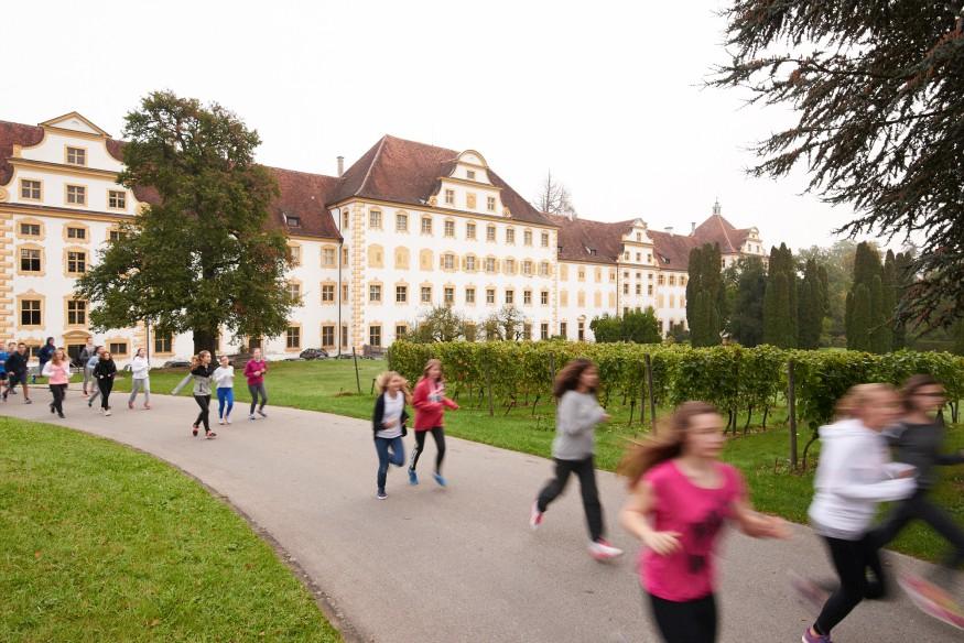 Schülerinnen und Schüler beim Morgenlauf im Schloss Salem.