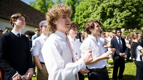Schulgemeinschaft singt gemeinsam bei der Veranstaltung 100+3 Jahre Schule Schloss Salem