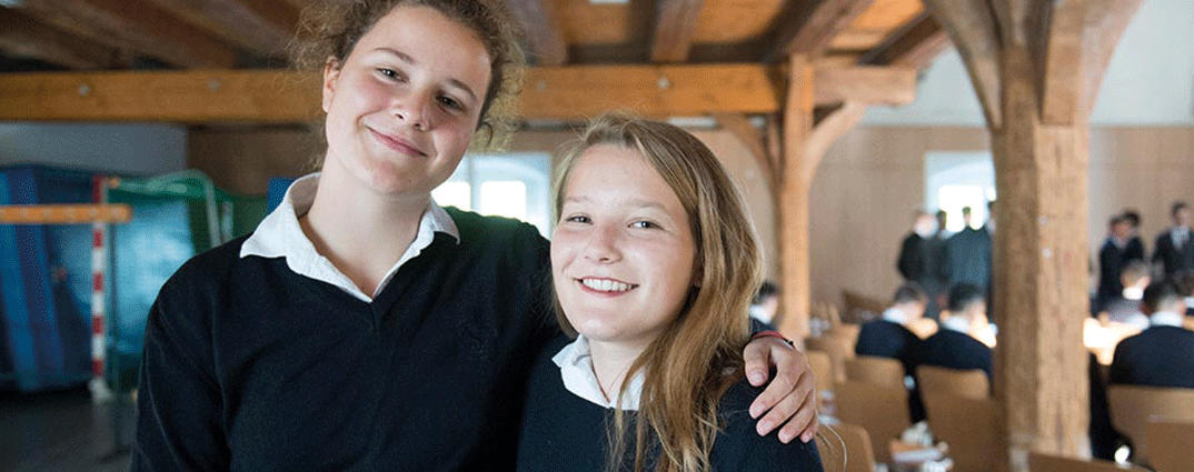 Schülerinnen bei der Gesamtschulversammlung