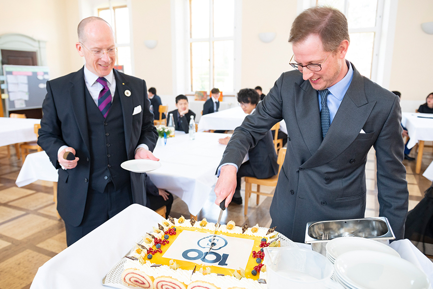 Bernhard Prinz von Baden schneidet Torte an