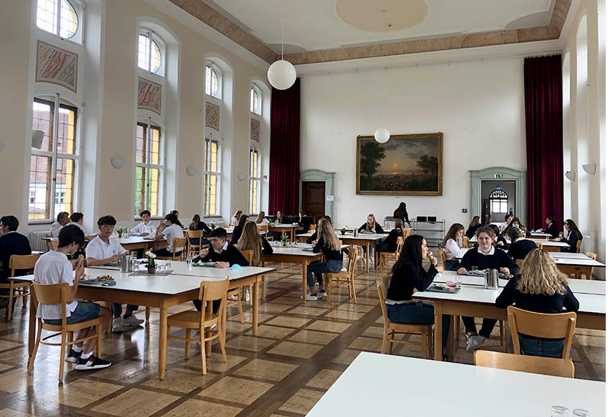 Ungewohnter Anblick: Im Salemer Esssaal sitzen die Schülerinnen und Schüler weiter auseinander und essen in zwei Gruppen zu unterschiedlichen Zeiten. Foto: Stefanie Grimm