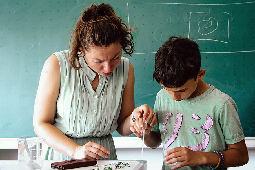 Schüler und Lehrerin im Unterricht