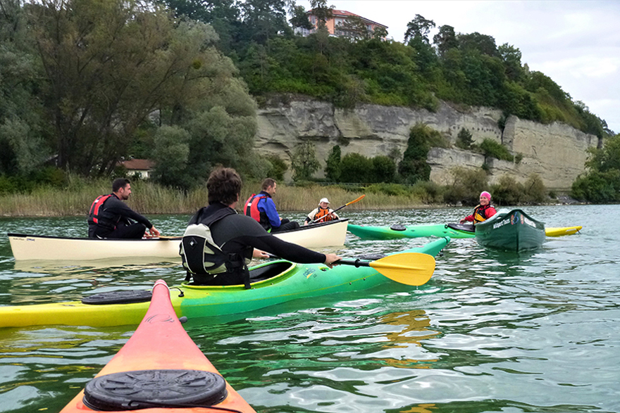 Schüler fahren Kayak