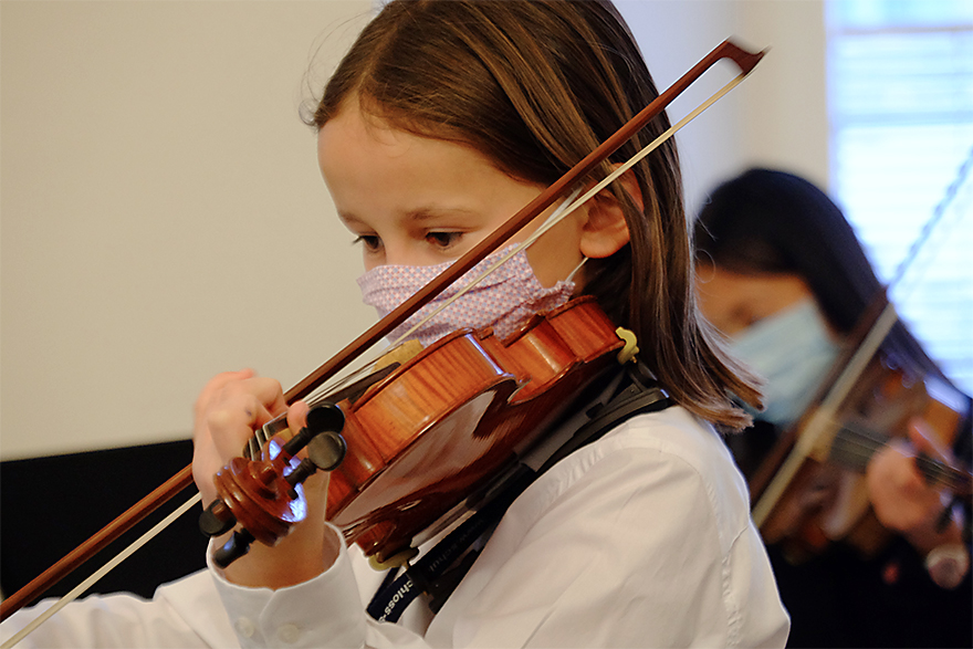 Schülerin spielt Geige