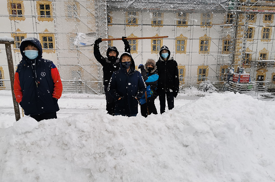 Schüler schippen Schnee