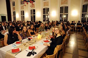 Schüler beim Nikolausessen