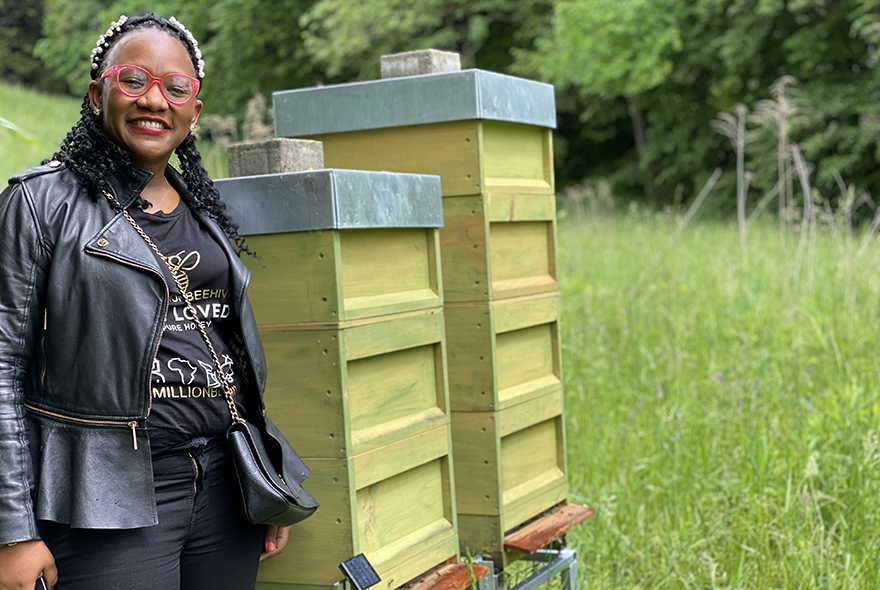 Lesego Serolong besuchte auch zwei der Spetzgarter Bienenstöcke, die von Salemer Mentor:innen betreut werden. Foto: Nina 