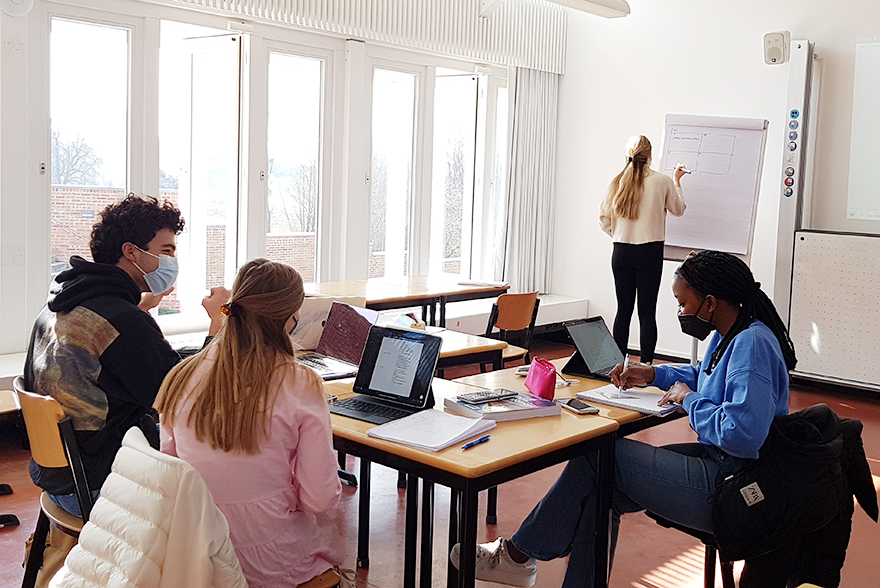 Unsere IB2-Schüler:innen Carlos, Kim, Elitsa und Farai (von links) arbeiten fleißig im Business Management-Revisionskurs, der von Namrata Chowdhury aus Amsterdam angeboten wurde. Foto: Namrata Chowdhury