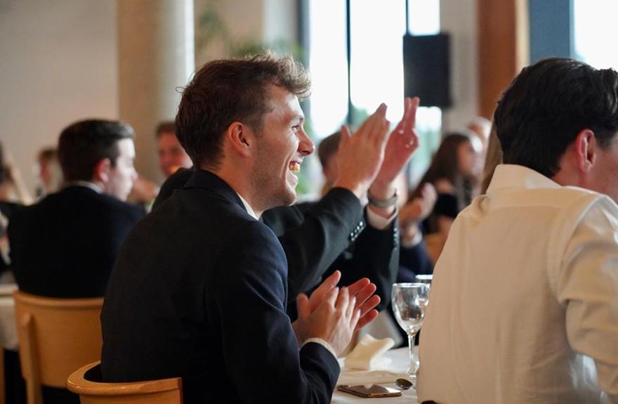 Schüler beim Abidinner