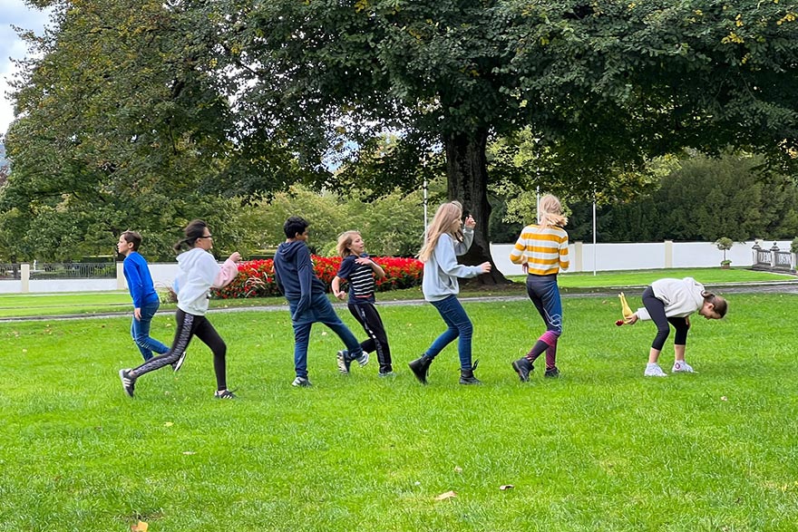 Kinder Spielen "Wo ist Lucy" vor dem Schloss Salem
