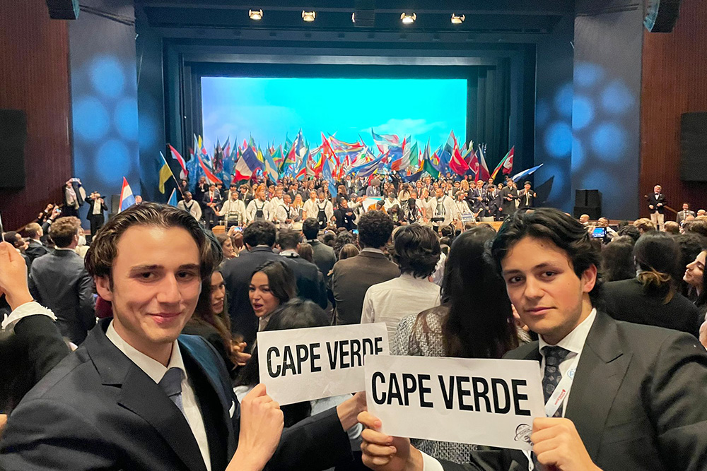 Schüler bei der Eröffnungskonferenz Model United Nations in Den Haag