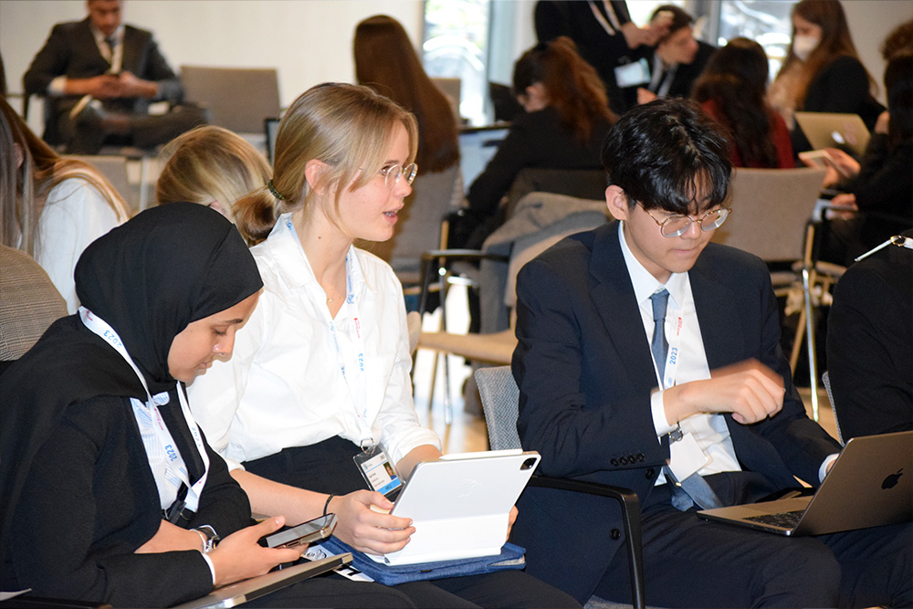 Schüler bei einer Gruppenarbeit bei Model United Nations in Den Haag 