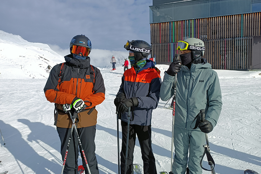 Drei Schüler beim Skisonntag in Lech