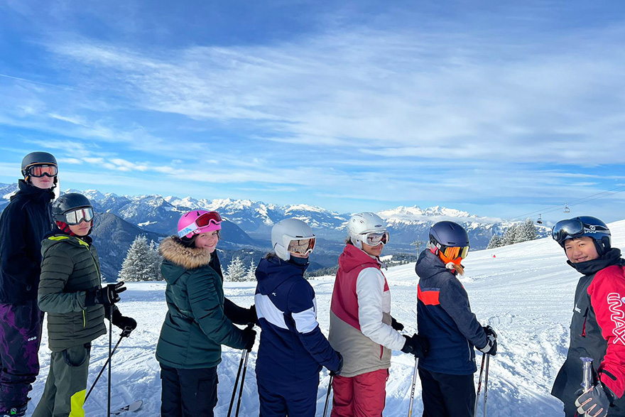 Schüler beim Skifahren