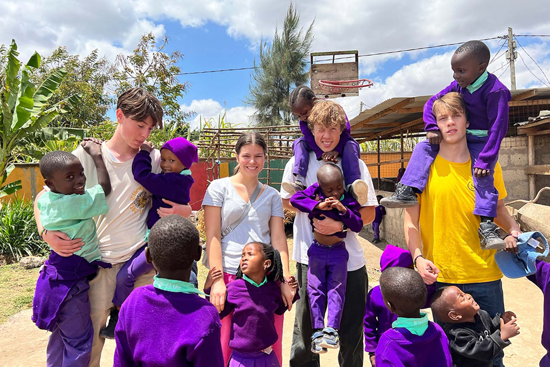 Schüler mit kenianischen Kindern bei Round Square-Reise