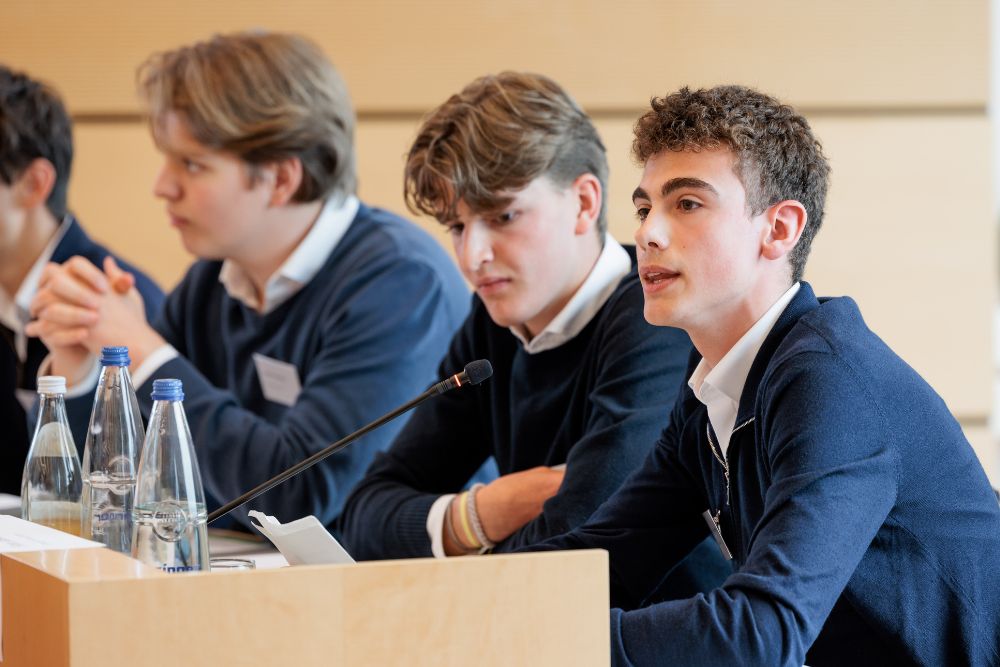 Schüler der Schule Schloss Salem spricht beim Kolloquium des Theodor-Heuss-Preises