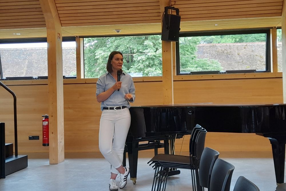 Marie-Luise Beirer hält einen Vortrag zum Thema Organspende 