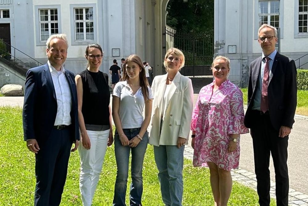 Gruppenbild beim Besuch der Dürr-Stiftung an der Schule Schloss Salem
