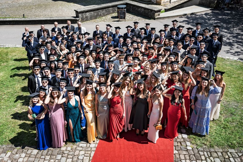 Gruppenfoto mit Hüten auf der Examensfeier 