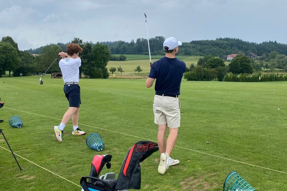 Golfausflug: Jungen üben den Abschlag 