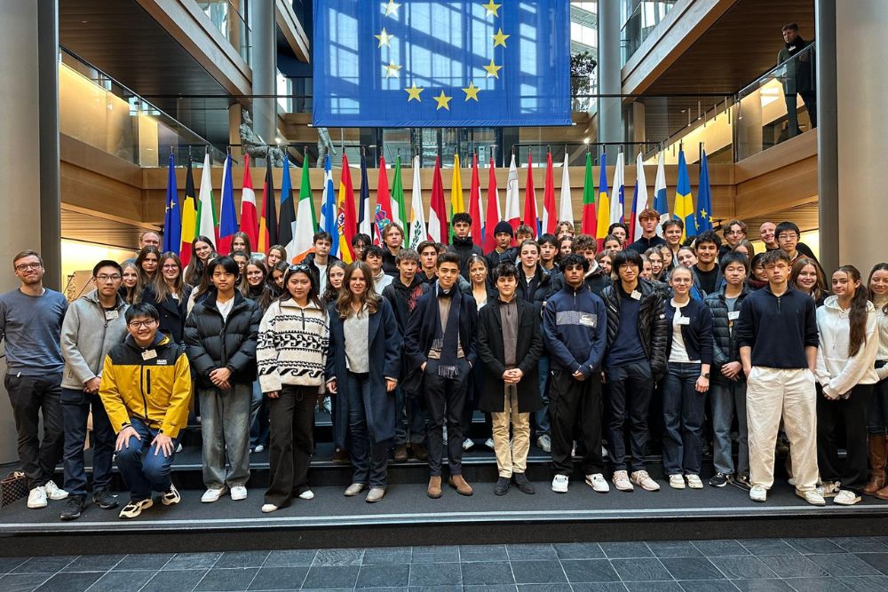 Gruppenfoto der Jahrgangsstufe 10 bei der Exkursion zum Europaparlament in Straßburg.