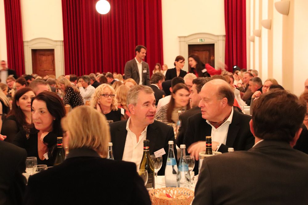 Eltern sitzen beim Weihnachtsessen im Speisesaal von Schloss Salem und unterhalten sich.
