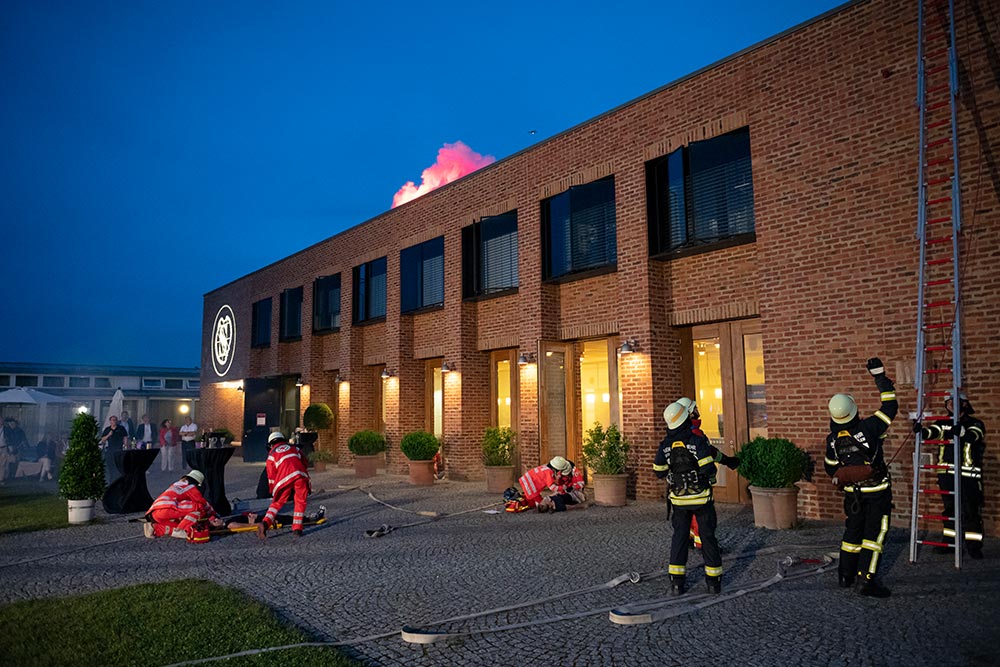 Dienstepräsentation auf dem Campus Härlen: Feuer auf dem Dach, Feuerwehr und Sanitätsdienst bei der Arbeit