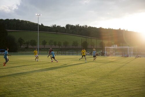 Jungs beim Fussballtraining auf dem Sportplatz vor dem Schloss Salem