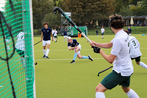 Schüler spielen Hockey