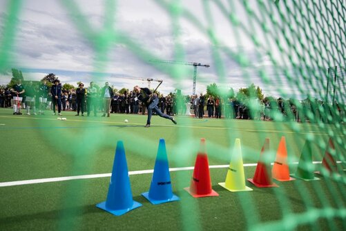 Hütchen-Schießen bei der Eröffnung des Hockeyplatzes auf dem Campus Härlen