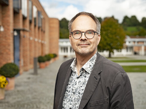 Dr. Mathias Schwarz Dr. Mathias Schwarz | Chemie, Physik, Fachberater Chemie, Organisationsleitung