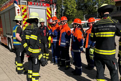 Feuerwehr der Schule Schloss Salem zu Besuch bei der freiwilligen Feuerwehr in München