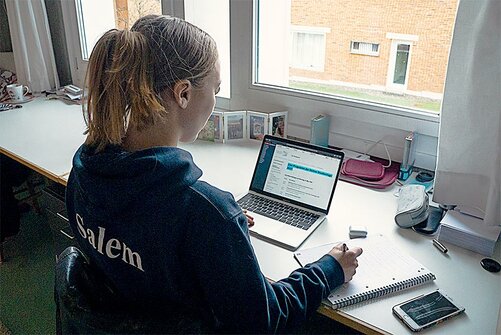 Schülerin lernt am Laptop