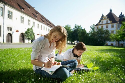 Schüler lernen draußen