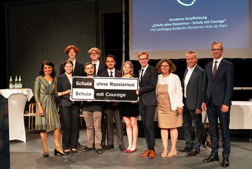 Gruppenbild mit Plakette "Schule ohne Rassismus"