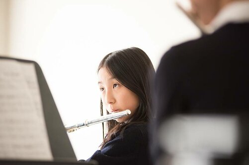 Musik: Mädchen spielt Querflöte