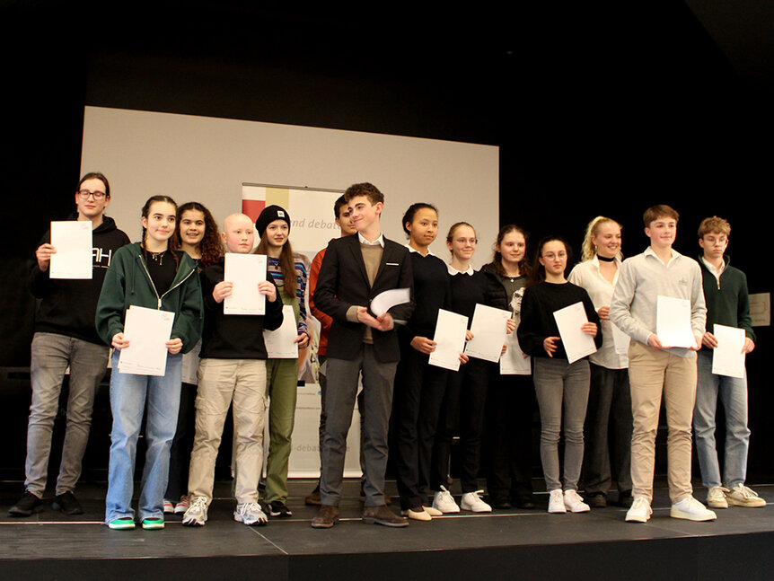 Schüler halten Urkunden