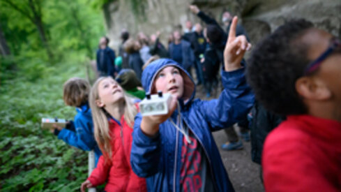 Fledermäuse orten Nach einem Vortrag über Fledermäuse hatten die Schüler die Möglichkeit im Spetzgarter Tobel mit Hilfe eines BAT-Detektors Fledermäuse auszuspüren.