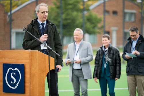 Henrik Fass am Rednerpult bei der Eröffnung des Hockeyplatzes auf dem Campus Härlen