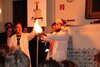Ein Naturwissenschaftslehrer führt beim Weihnachtsessen der Eltern ein Experiment vor, bei dem eine Flamme auf seinen Handflächen entzündet wird.