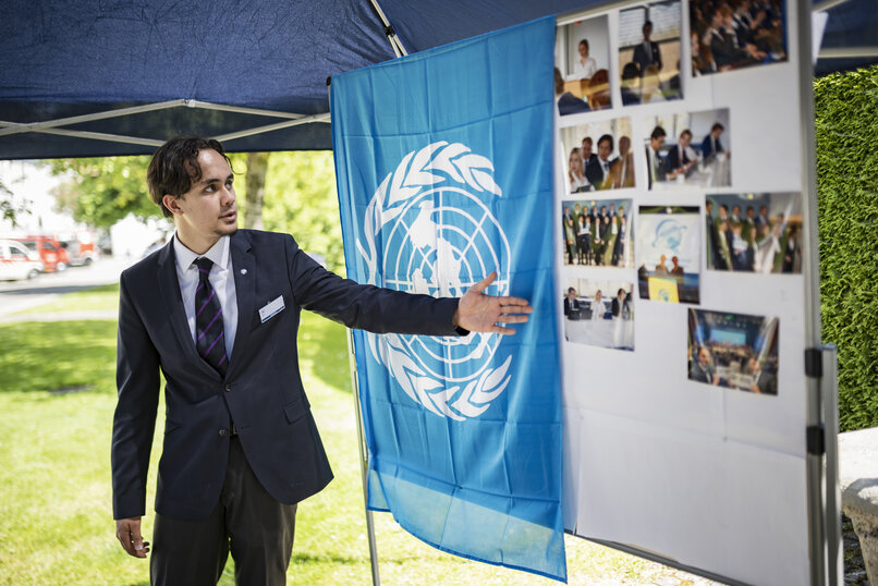 Schüler erklärt das Model United Nation