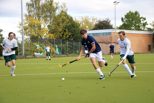 Schüler spielen Hockey