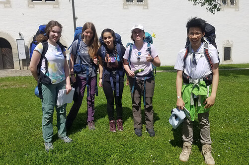 Amelia, Antonia, Maria Paula, Amber und Youri (von links) starten motiviert zur Probe-Expedition. Foto: Anaïs Tommy-Martin